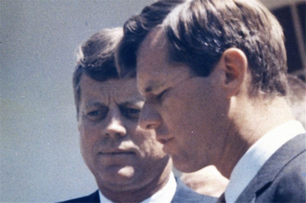 JFK  presidente é levado ao hospital depois que foi atingido por tiros