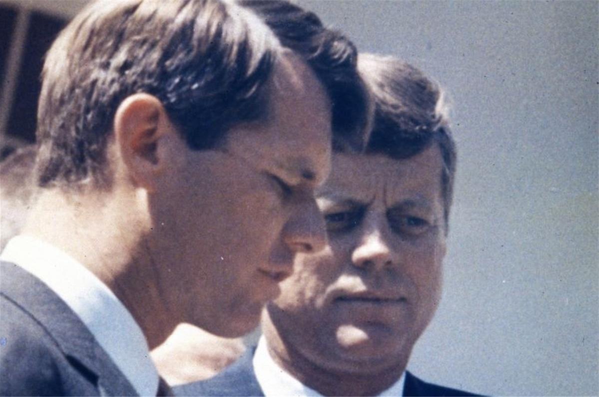 JFK  presidente é levado ao hospital depois que foi atingido por tiros