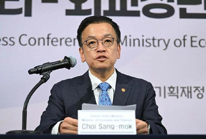 Yoon Suk-yeol Proclama "Luta Até o Fim" Enquanto Apoiadores do Presidente Impeachment se Enrolam Fora da Residência Presidencial