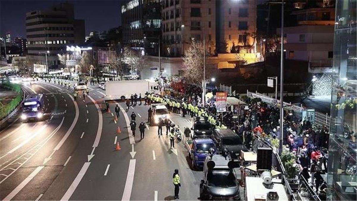 SEUL, 3 jan (Xinhua) -- Um veículo que era supostamente dirigido ao escritório presidencial para o arresto do presidente em exercício da Coreia do Sul, Yoon Suk-yeol, chegou a uma rua em frente ao escritório presidencial, aqui, na madrugada desta terça-feira.