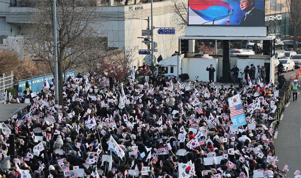 5 Palavras-Chave para Entender o Confronto de Yoon Suk-yeol: Mais de 100 Pessoas se Confrontando Por mais de 5 Horas