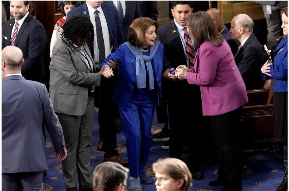 Imprensa americana: Pelosi faz sua primeira volta à Câmara dos Deputados após cirurgia na anca, abandonando seus icônicos salto alto sapatos rasteiros