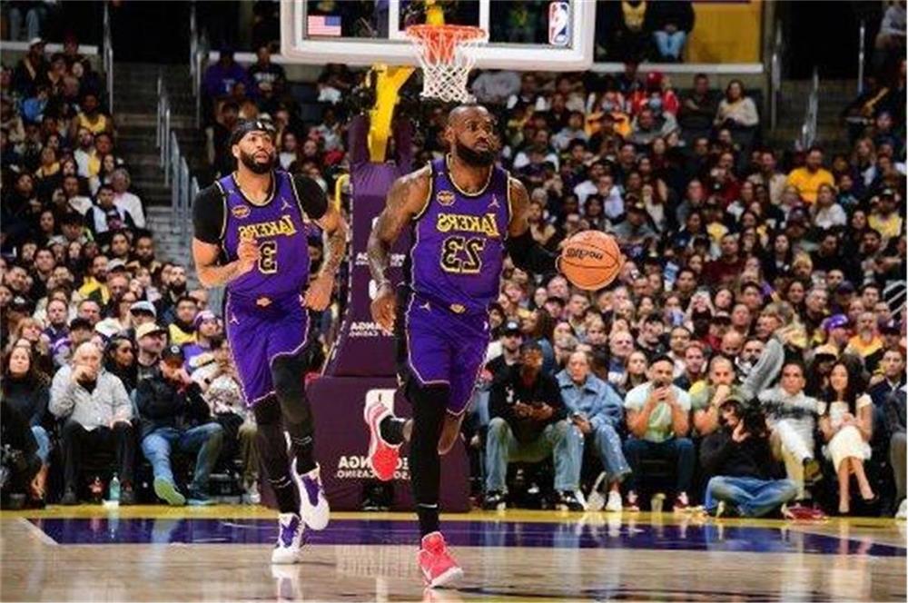 James faz 30 pontos consecutivos com 40 anos! James alcança feito com 30 pontos e 8 rebotes, Davis tem 18 pontos e 19 rebotes, Young tem 33 pontos e 9 rebotes, Lakers derrotam facilmente os Hawks