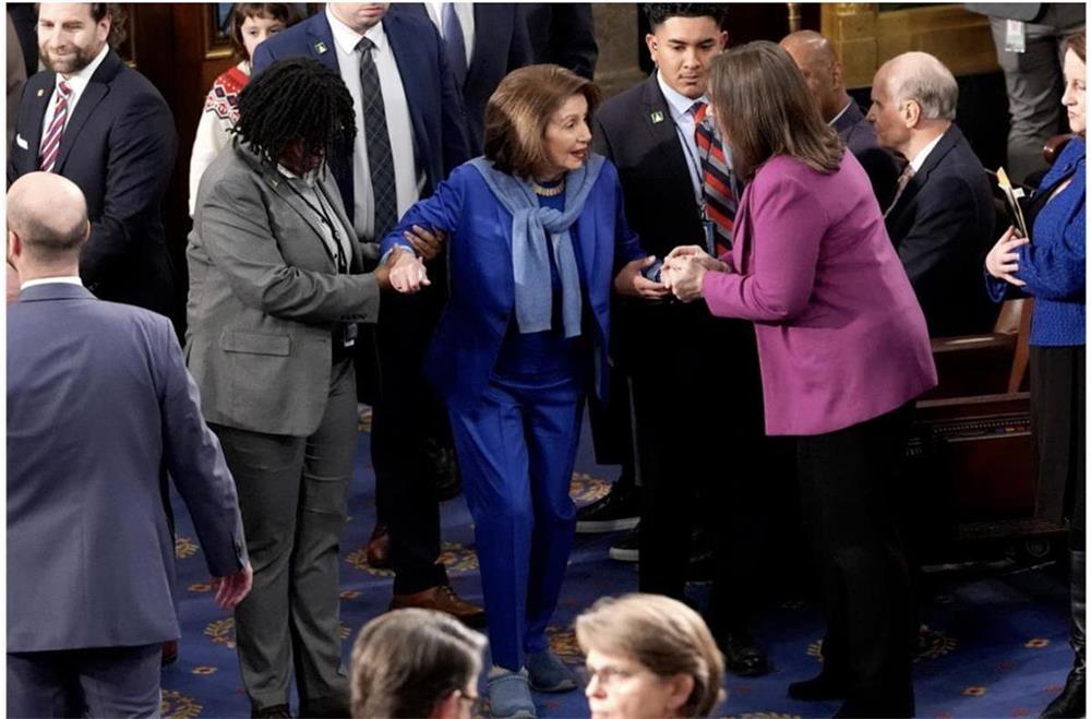 Imprensa americana: Pelosi faz sua primeira volta à Câmara dos Deputados após cirurgia na anca, abandonando seus icônicos salto alto sapatos rasteiros