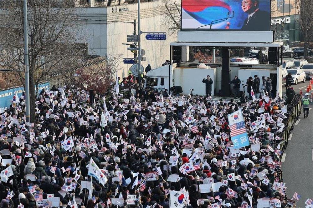 5 Palavras-Chave para Entender o Confronto de Yoon Suk-yeol: Mais de 100 Pessoas se Confrontando Por mais de 5 Horas